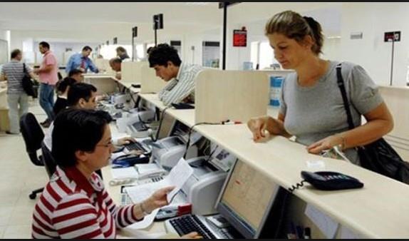 Net asgari cretin bugnden itibaren bin 300 TL'ye ykseltilmesi, sadece asgari cretlileri deil tm alanlar etkileyecek. Memur ve ii olarak alan herkesin cretlerine ilave olarak denen 90.11 lira tutarndaki Asgari Geim ndirimi (AG), 1 Ocak 2016 tarihinden itibaren aylk 123.43 liraya ykselecek.