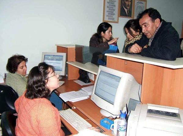 SSK ve Ba-Kur emeklileri 2016 ylndan balamak zere 100 lira seyyanen zam aldlar. Ayl bin lirann altndaki SSK ve Ba- Kur'lular ayrca 2015'in temmuz aynda 100 lira daha ilave arttan yararlandlar. Bin lira ile bin 100 lira arasnda olan emekli aylklar da bin 100 liraya tamamland.