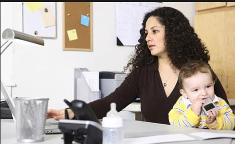 EN DK  EMEKL AYLII 138 TL ARTACAK<br>      i emeklilerinin aylklar normalde sadece enflasyon orannda artyor. Gayri Safi Yurtii Hasla'daki (GSYH) arttan yararlanamadklar iin ii emeklilerinin aylklarnn alm gc zamanla azalyor. nceki yllardan farkl olarak bu sene enflasyona ilave olarak seyyanen zam alacaklar. Eer aralk aynda enflasyonda gerileme olmazsa ii emeklileri ocak aynda en az yzde 3.49 orannda artacak.