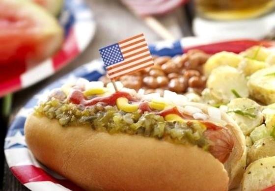 Hot dog (sosisli sandvi): Amerika'da sklkla tketilen sosisli sandviler boulma tehlikesi barndryor.