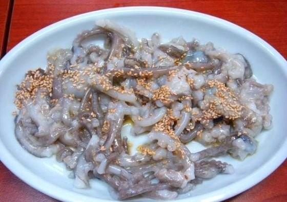 Sannakji (canl ahtapot): Korelilerin favori yemei olan bu bebek ahtapot, paralara ayrlp canl olarak servis ediliyor.