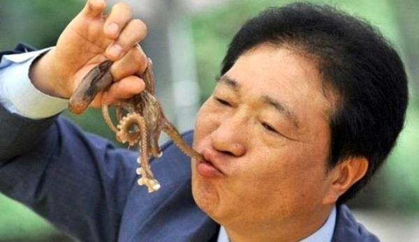 Yenildii esnada uzuvlar hala hareket halinde olduu iin, vantuzlar yiyen kiinin boazna yapp boarak lmlere yol aabiliyor. Bu yzden bu yemein ok ufak paralara ayrlp servis edilmesi gerekiyor.