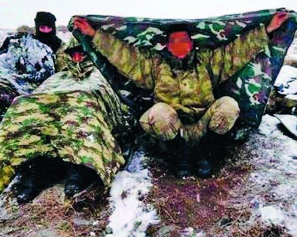 Dou ve Gneydou&#8217;da yer yer 1 metre karn olduu alanlarda yryen askerler, blgeyi adm adm gezerek gvenlik nlemi alyor. Hava scaklnn eksi 30 dereceye kadar dt blge krsalnda yaplan aramalar sonucunda Mehmetik, dinlenmek iin srtlarnda tadklar mat ve yataklar kararak, karn zerine serip 4&#8217;l vardiya sistemiyle mola veriyor.