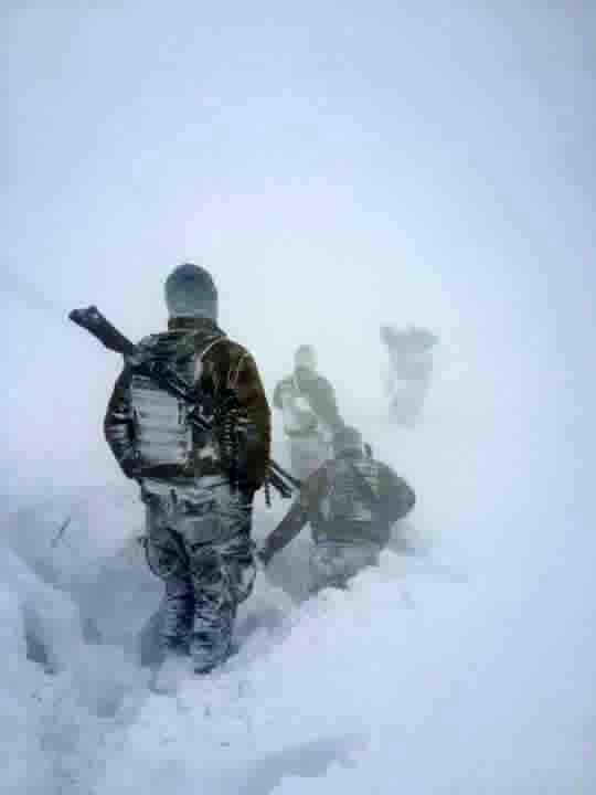Dou ve Gneydou&#8217;da PKK&#8217;ya kar mcadele veren Mehmetik diz boyu kar ve eksi 30 derecedeki soukta da da terristlerin izini sryor.