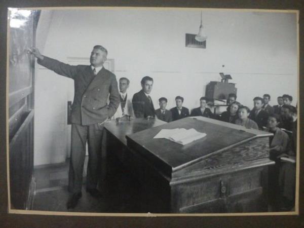 Fotoraflar, Trkiye'nin ilk niversite rencilerine ait.