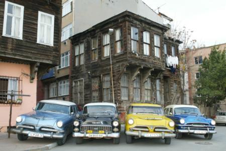 Trkiye&#8217;de dolmuuluk ilk kez stanbul&#8217;da 1940-1941 ylnda balad. II. Dnya Sava srasnda dardan tat alnamaynca stanbul ofrleri &#8216;dolmu&#8217; yoluyla yolcu tamaya balad.