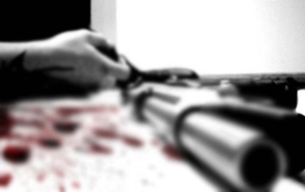 Sonunda Romolo alamaya balad ve intihardan vazgeip silahn yere frlatt. Ate alan tabancadan kan mermi eine isabet etti ve ei ld...