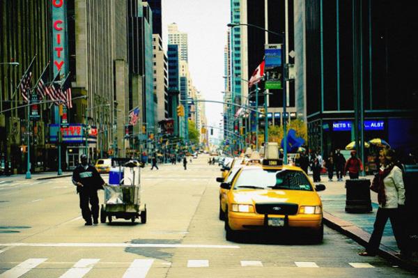 Sigortadan para almak iin ld  <br>            New York&#8217;ta 5'inci caddede bir adama ara hafife arpt. Adama bir ey olmamt..