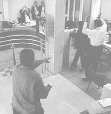 Kendini rehin ald       <br>       1983'de maazada hrszlk yaparken yakalanan San Diegolu bir kadn polislere eer onu brakmazlarsa morarana kadar nefesini tutacan syledi. Polisler kadn brakmadlar o da gerekten lnceye kadar nefesini tuttu...