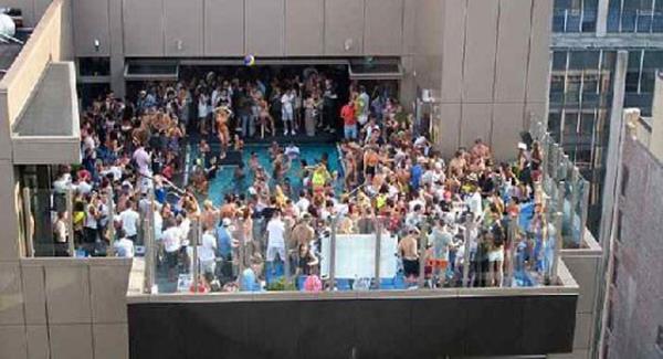 Kimse boulmad partisinde bouldu     <br>         1985'de New Orleansl cankurtaranlar o yl ehrin havuzlarnda kimsenin boulmamasn kutlamak iin bir parti verdiler. Partide konuklardan biri ok ilgin bir biimde bouldu...