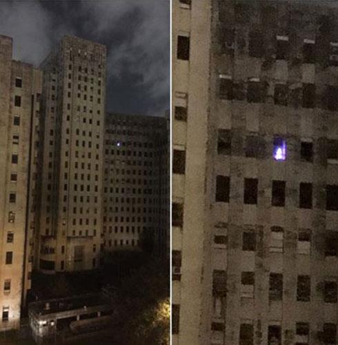 New Orleans'ta bir hastanede hemire olan alan bir kadnn ektii bu fotoraf sosyal medyay kartrd. Terk edilmi bir hastane binasnn penceresindeki ylba aac akna evirdi. Yllardr kullanlmayan binaya, ylba aacn kimin koyduu merak konusu oldu.