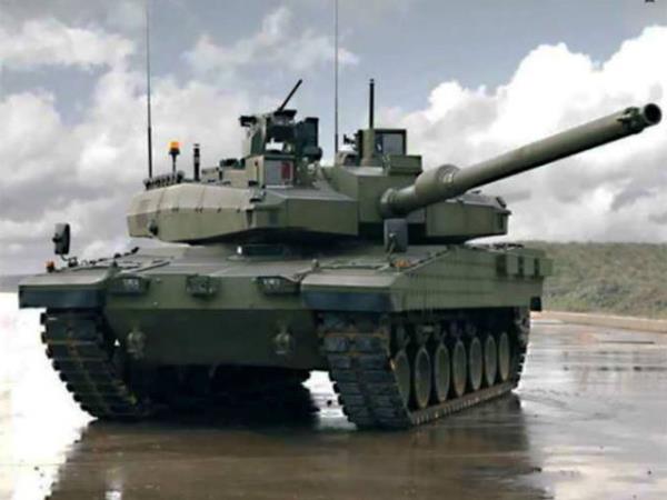 Altay tanknda tank komutan, nianc, src ve doldurucu olarak 4 mrettebat grev yapyor. Altay&#8217;n zerinde ana silah olarak, birok farkl mhimmatlar atabilen 120 mm&#8217;lik 55 kalibre top bulunuyor. Ana silah ve yardmc silahlarn kontrol edilmesi iin Altay&#8217;a zel yeni nesil at kontrol sistemi almalar ise devam ediyor. Bu sistem sayesinde Altay hareket halindeki hedefleri bile ok yksek isabet oranyla vurabilecek.