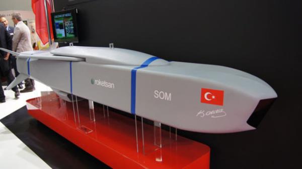 SOM FZES  <br>Trk Silahl Kuvvetleri'nin yeni gzbebeklerinden SOM (Satha Atlan Orta Menzilli Mhimmat) yeni fze projeleri kapsamnda TSK'nn gz bebeklerinden biri. Karada, havada ve denizde her trl hedefi vurabilen fzenin menzili 250 km.