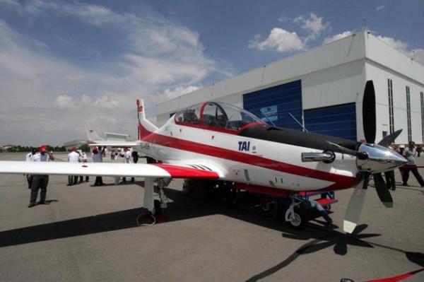 HRKU  <br>Trk mhendisler tarafndan retilen ikinci hava arac olan Hrku saatte 574 kilometre maksimum seyir hzna ulaabiliyor. Perdvites hz (ini konfigrasyonu) 143 km/sa olan Hrku'un maksimum trmanma hz ise deniz seviyesinde 22 m/s olarak belirtiliyor.