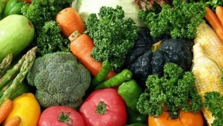 Sebze tketimi asndan deerlendirildiinde domates, kii bana yllk 114,5 kilogram ilk srada yer alrken, 11 milyon ton olan bir yllk domates retiminin 9,5 milyon tonu yurt iinde deerlendiriliyor. Biber ve salatalk da en ok tketilen sebzeler arasnda bulunuyor