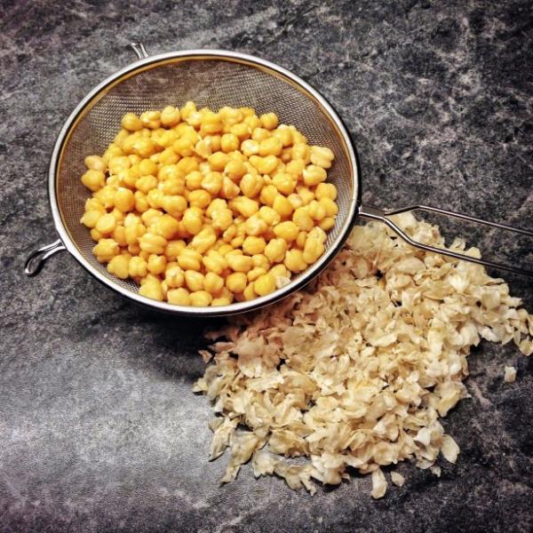 rnein ma fasulyesini bir gn nce halayp atn dolabnza. Ertesi gn ierisine biber, domates ve soan dorayn souk olarak tketin. Hem protein kalitesi o ok moda olan kinoa&#8217;nn iki kat kadar. Ayn ekilde zeytinyal sebzeyi de dolapta tutabilirsiniz. Ertesi gn yourt ile birlikte elinizin altnda hazr yemeiniz vardr.