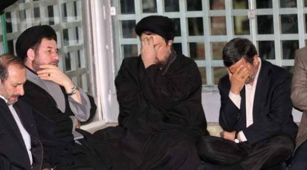 ubat 2012'de 1979 Devrimi'nin yldnm trenleri kapsamnda, slam Devrimi'nin lideri Humeyni'nin mezarn ziyaret eden Ahmedinecad, gzyalarn tutamad. Ahmedinecad'a Humeyni'nin torunu Hasan Humneyni elik etti.