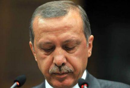 te Erdoan' duygulandran o mektup...  <br>       Sevgili anneciim ve babacm, sizler beni bu yaa kadar byttnz ve yetitirdiniz. Benim sizlere kar islemi olduum hatalar ve sularm affedin. Hakkinizi helal edin. Ben sizlerin bir evladnz olarak, bugne kadar Cenab- Hakkin ve Onun Resulnn, Yce Peygamberimizin yolundan ayrlmadm. Aln yazmz byle yazlm. Kader ne ise onu ekeceiz. Ben de kardeim Haydar gibi bir an nce Allah'n huzuruna kacam. Eer benim gnahm varsa Cenab- Allah'n huzurunda ekmeye hazrm. Yok, bir yanllk sonucu lmme karar verenler, idam edenler Allah'tan bulsunlar. Sunu hi bir zaman unutmasnlar ki, Mustafa'lar lr, Allah davas lmez, milliyetilik yaar. Kellemi verdiim bu yolun zaferi yakindir. Zafer her zaman Allah'a inananlarndr.  <br>       Bunun iin hi zlmeyin. Cenazemin arkasndan alamayn, gnahtr. Sizden ricam alamayn. Anne, sizlerle helallemek isterdim, fakat olmad. Hakkim varsa, hepinize helal olsun, siz de helal edin.  <br>       Son olarak, abime, yengeme, yiyenime, bacma selam eder, haklarn helal etmelerini dilerim. Nianlma da selam eder, Cenab- Allah'n mutlu bir yuva kurmas iin ona yardmc olmasn dilerim.  <br>       Olunuz Mustafa  <br>       7 Ekim 1980