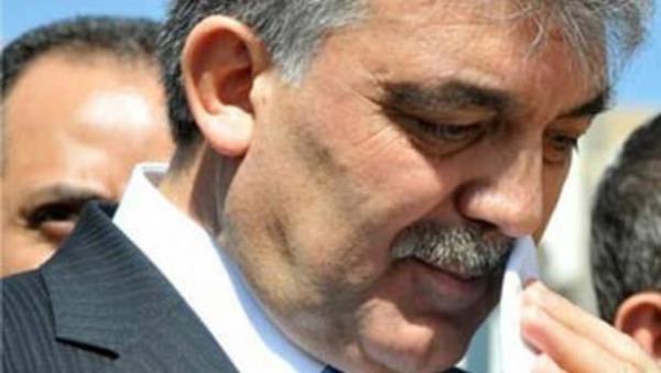 Abdullah Gl, Yemen'de Trk ehitliinin alna katld. Trende sylenen Yemen trks, heyettekileri duygulandrd... Cumhurbakan Gl, ark sylenirken gzyalarn tutamad