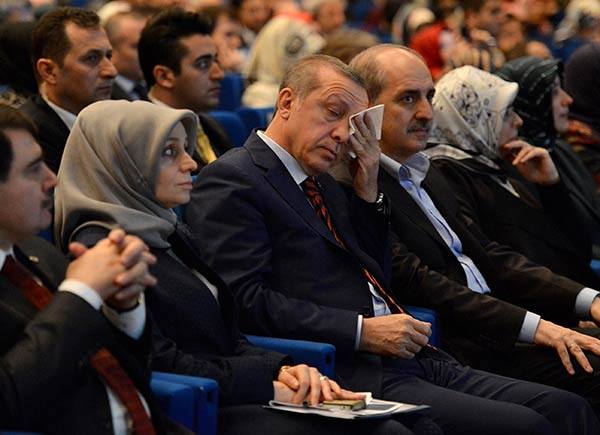 Cumhurbakan Recep Tayyip Erdoan, Hali Kongre Merkezi'nde Ayrmcla Kar Kadn Haklar Dernei tarafndan dzenlenen, "28 ubat'lar Bin Yl Srmez" programna katld. Cumhurbakan Erdoan, 28 ubat ile ilgili yaplan sunumu izlerken duyguland.