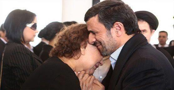 Humeyni'nin ran'a dnnn 23. ylnda ordu deiik bir kutlama dzenlemi, Humeyni'nin devasa boyutlardaki maketi bakent Tahran'daki havaalannn yaknlarna yerletirilmiti. Ahmedinejad ayrca Venezuella devlet bakan Hugo Chavez'in cenazesinde de gzyalarna hakim olamamt.