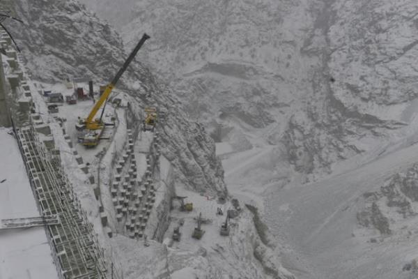 Artvin Yusufeli Baraj inaatnda almalar devam ediyor. Yusufeli Baraj, yapm tamamlandnda kemer baraj snfnda 270 metre ykseklii ile Trkiye`nin birinci, dnyann nc en yksek baraj olacak. Toplam gvde hacmi 2 milyon 350 bin metrekp olacak barajda, 2,2 milyar metrekp su depolanacak. oruh Nehri ana kolu zerindeki kilit barajlardan birisi olacak Yusufeli Baraj ve HES, 540 megavat kurulu gce sahip olacak ve yllk 1 milyar 827 milyon kilovatsaat enerji retilecek, ekonomiye ylda 400 milyon lira katk salayacak.