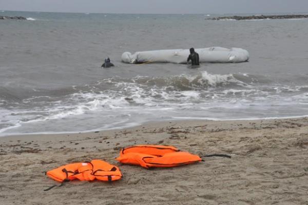 Sahil gvenlik ekiplerinin denizden, jandarmann ise kydan balatt almalar, blgedeki hava koullar nedeniyle glkle yrtlyor.