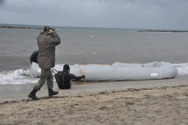 zmir'den gelen Sahil Gvenlik&#8217;e bal timin yapt alma sonucunda ime bot denizden karlarak jandarma ekiplerine teslim edildi.