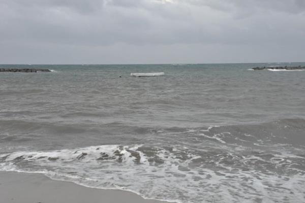 Gmenlere ait ekmek paralar, st ieleri, antalar, yardm ars iin kullanlan ddkler, ayakkab ve giysilerin de kyya vurduu grld.