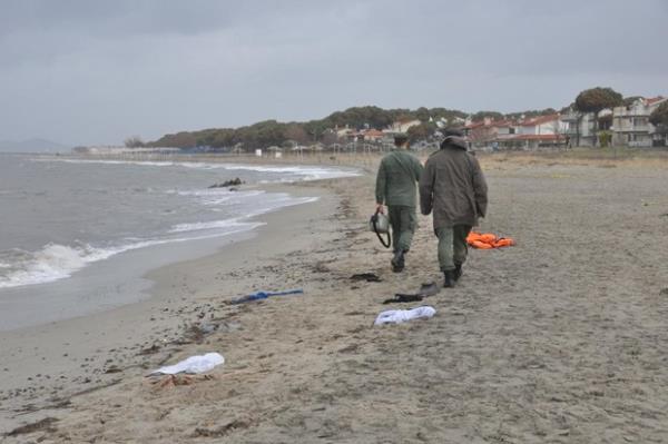 Yunanistan'n Midilli Adas'na gitmek iin zmir'in Dikili ilesi Salihleralt mevkisinden denize alan gmenleri tayan bot, Ayvalk'n Altnova Mahallesi aklarnda dn batmt.