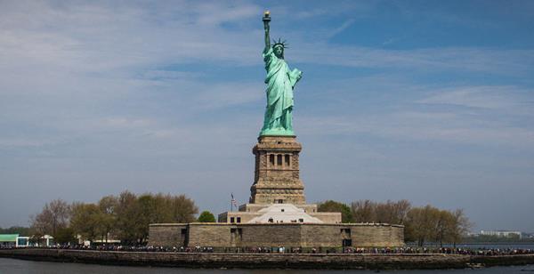 Heykelin kendi boyu,tepeden mealeye kadar 46 metredir. Bu, 22 katl bir binann uzunluuna denktir. Yapld tarihte Paris'te, ald tarihte de New  York'taki en yksek yap oydu. Kaidesini de dahil edersek uzunluu tam 93 metreye kar. (Burnunun uzunluu 1.48 cm'dir.)Toplam arl ise 204 tonu bulmaktadr.