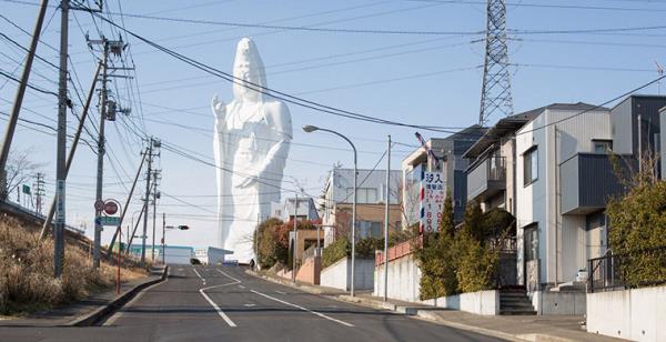 1991 ylnda alan heykelin bir avucunda mcevher, dier avucunda su bulunuyor.
