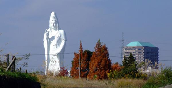 Sendai Daikannon, Japonya  <br>       Sendai Daikannon Japonya'nn Sendai ehrinde bulunan ve 100 metre yksekliiyle dnyann en byk altnc heykeli.