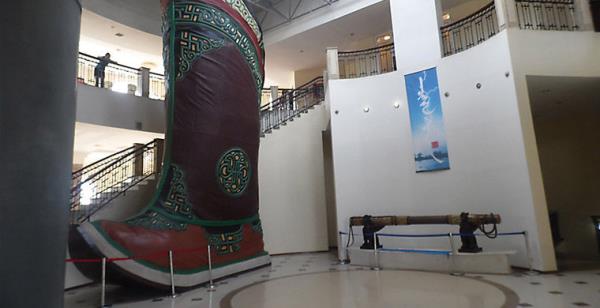 Altn Kam'nn kaidesindeki dev Mool izmesi de Guiness Rekorlar Kitab'nda yer alyor.