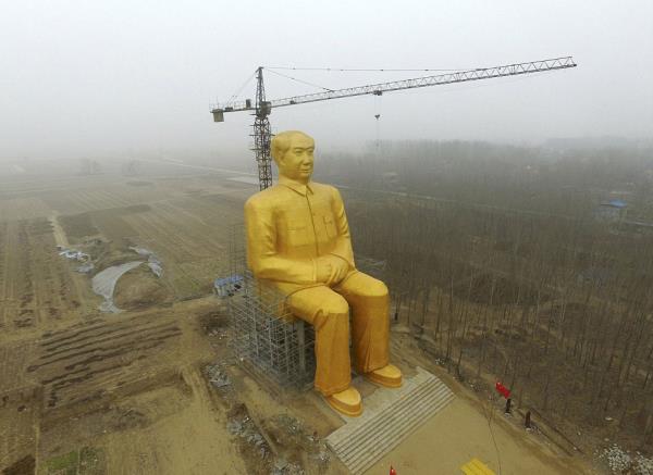 inli i adamlar bir araya gelerek Komnist Parti'nin kurucusu Mao Zedong'un 37 metre boyunda heykelini yaptrd.