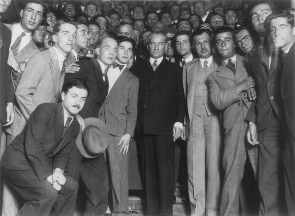 Kullanlan fotoraflarla ilgili olarak takvimlerde mekn, unvan, kii ve grevleri de yazlarak klasik takvim anlayndan kld.