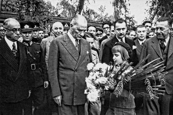 Ankara niversitesi arivlerinden derlenen takvimde 14 adet fotoraf yer ald.