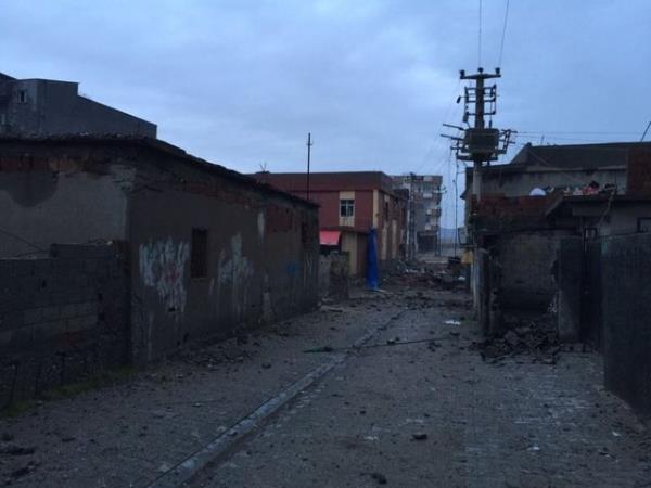 Hendeklerin kazld, barikatlarn kurulduu pek ok sokak ile evin patlayclarla tuzakland, terristlerin ayn sokakta yer alan sral evlerin arasnda geileri salayacak tneller kazd ve bu tnellere metrelerce kablo deyerek el yapm patlayclar yerletirdikleri tespit edildi.