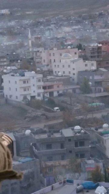 rnak'n Cizre ilesinde, blc terr rgt PKK mensuplarnca sokaklara tuzaklanan patlayclarn gvenlik glerince imha edilmesi ve bir terristin vurulma an gvenlik kameralarna yansd