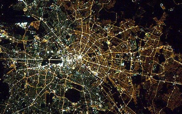 Berlin Duvar ykld ama, hala uzaydan baknca Dou Almanya ve Bat Almanya ok net bir ekilde fark edilebiliyor. Sebebi, iki tarafta aydnlatma iin farkl tarz ampullerin kullanlmas...