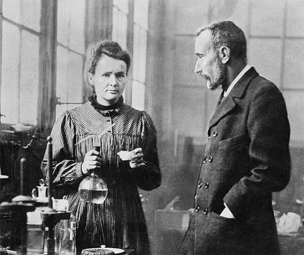 Radyoloji biliminin kurucusu Marie Curie'nin alma notlar hala ar derecede radyoaktiftir. Bu yzden zel izin, ve zel kyafetlerle grlebilir...