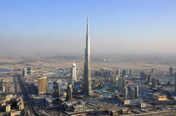 Dubai'deki Burj Khalifa gkdeleni o kadar yksektir ki, Gne'in dou ve batn 2'er kez izleyebilirsiniz. Burj Khalifa'nn tepesindeyeken o kadar yksektesinizdir ki, Dnya'nn yuvarlakln bile farkedebilirsiniz.  Tepedeyken Gne'in doduunu grdnz anda hemen asansrle en alta inerseniz, havann aslnda hala karanlk olduunu ve Gne'in domadn grebilir, tekrar deniz stnden douunu izleyebilirsiniz...