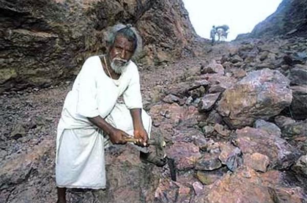 Tam 22 Yl boyunca tek bana alarak da delip yol yapan Dashrath Manjhi...     <br>    Hindistan'n cra ve fakir bir kynde yaayan Dashrath, en yakn doktorun 70 kilometre uzakta olmas yznden, doktor ge geldii iin karsn kaybeder. O da 1960 ylnda eline kazmasn alarak, aradaki yolu 40km kadar ksaltacak bir yol yapmaya balar. Tam 22 yl sonra 110 metre uzunluunda, ve 9 metre geniliinde yolu tamamlar...