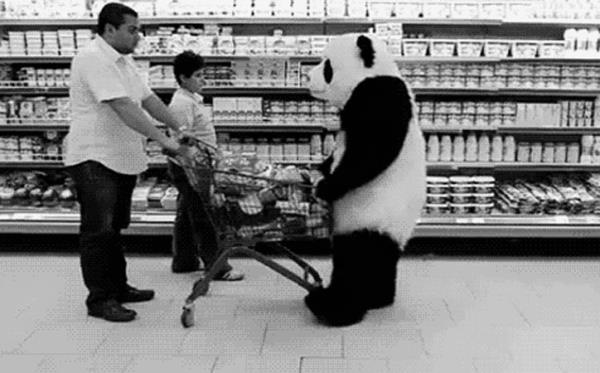 Alveri arabalar ve sepetleri daha ok ey satn almanz iin byk yaplmtr. Yaplan deneyler boyutu iki katna karnca tketimin yzde 19 arttn ortaya koymutur.