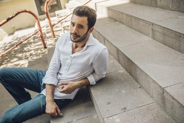 Baru Ardu<br>  Liseden mezun olduktan sonrai Kayseri'de spor akademisine girdi. lk ylnda brakp Ayla Algan'la tant. Kamera n oyunculuk eitimine balad. Sonrasnda Sadri Alk Kltr Merkezi'nde tiyatral eitim ald.