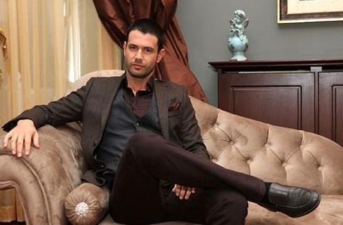 Keremcem<br>  Ege niversitesi Uluslararas likiler Blm'nden 2003'te mezun oldu.