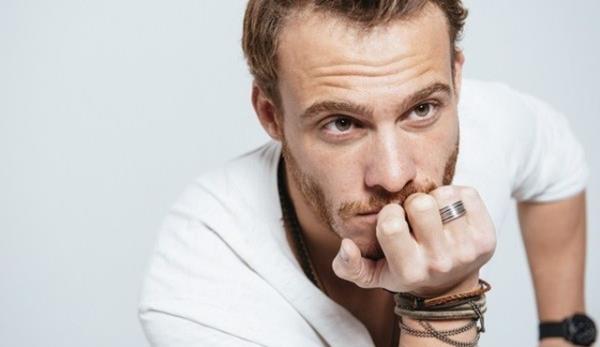 Kerem Brsin<br>  Boston Emerson College'de okudu.