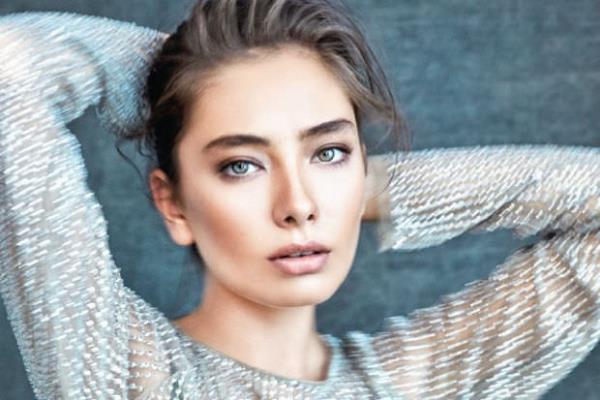 Neslihan Atagl<br>  Yeditepe niversitesi Tiyatro blmnde okumaktadr.