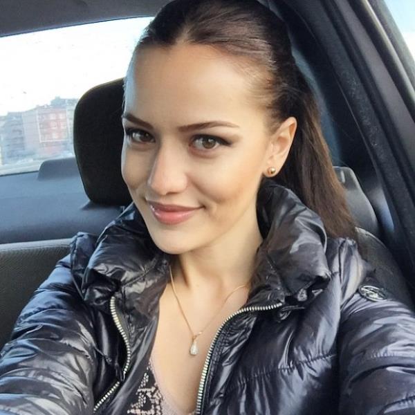 Fahriye Evcen<br>  Almanya Dsseldorf Heinrich-Heine niversitesi Sosyoloji Blm'nde okurken dizi teklifleri alnca, okulu dondurup annesiyle birlikte stanbul'a yerleti. Almanya'daki niversite eitimini tamamlamayan Evcen, Boazii niversitesi'nde tarih blmnden mezun oldu.