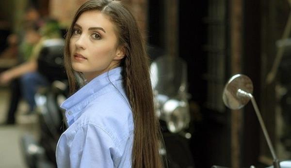 Burcu zberk<br>  Hacettepe niversitesi Ankara Devlet Konservatuar Tiyatro Blmnden mezun oldu.